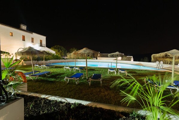 Una piscina al aire libre