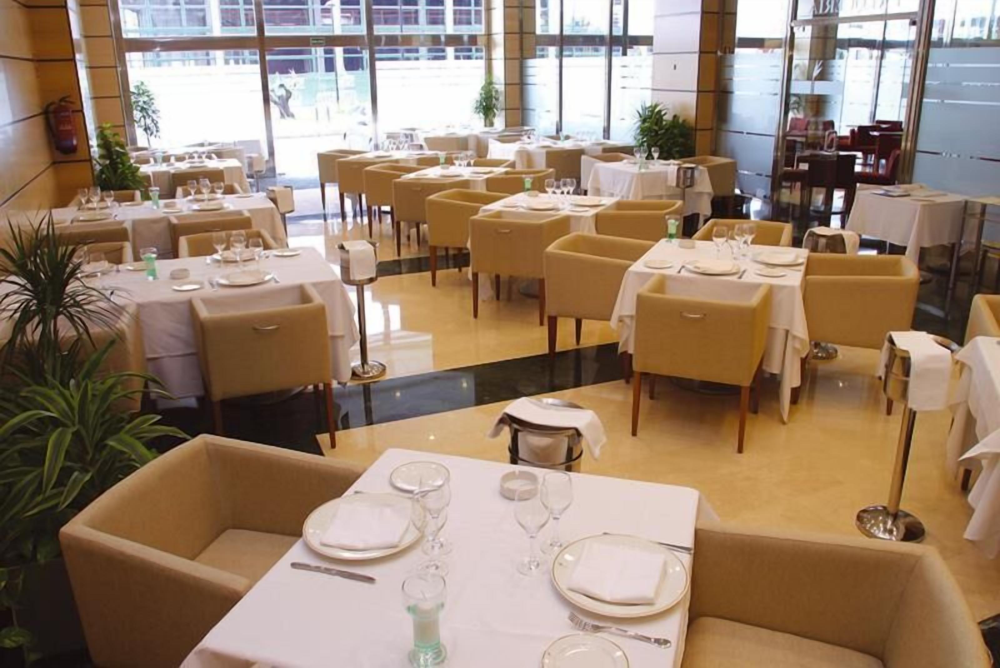 Serveert ontbijt, lunch, diner, Mediterrane gerechten 