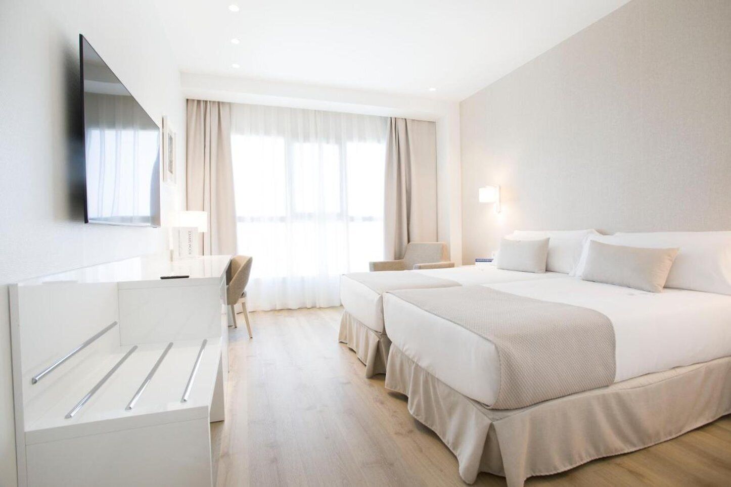 Minibar, caja de seguridad en la habitación y escritorio 