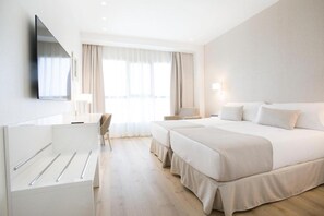 Minibaari, tallelokero huoneessa, työpöytä, pimennysverhot