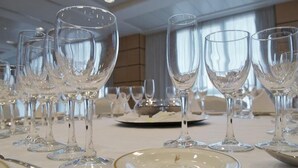 A table set for a formal event with multiple wine glasses and plates. - Hotel Albufera (Alfafar)