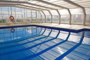 Sisäuima-allas, ulkouima-allas, aurinkotuoleja