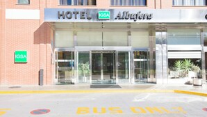A hotel entrance with a glass door, a sign for IGSA, and a "BUS ONLY" lane. - Hotel Albufera (Alfafar)