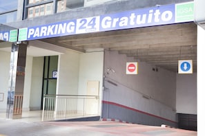 Señal de estacionamiento que indica disponibilidad las 24 horas.