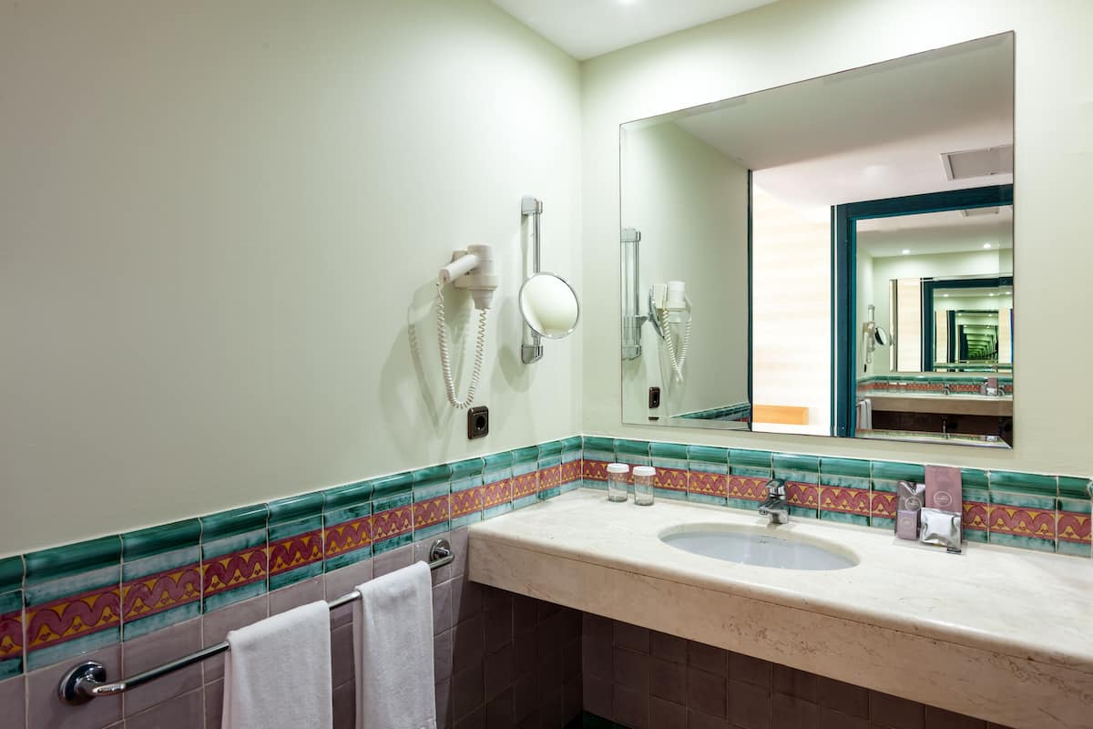 combined shower/bathtub, deep-soaking bathtub, free toiletries