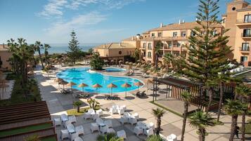 Außenpool, Sonnenschirme, Liegestühle