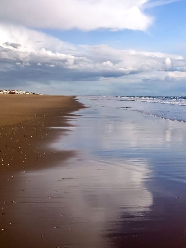 Plage, sable blanc, chaises longues, parasols