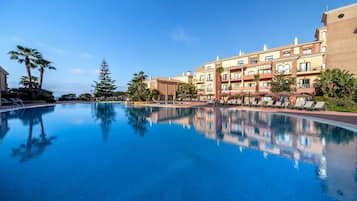 Außenpool, Sonnenschirme, Liegestühle