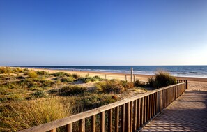 Plage, sable blanc, chaises longues, parasols