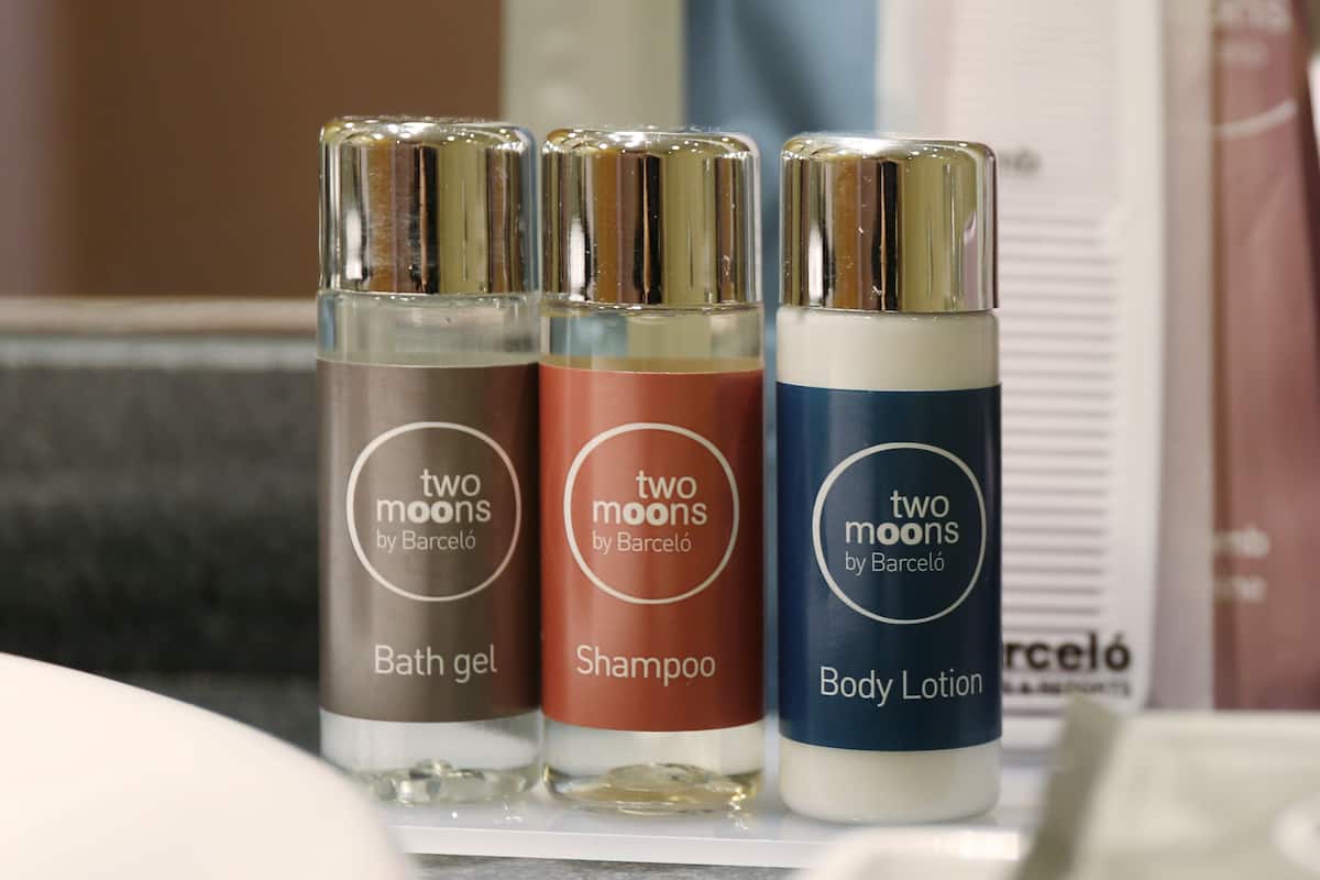 combined shower/bathtub, deep-soaking bathtub, free toiletries