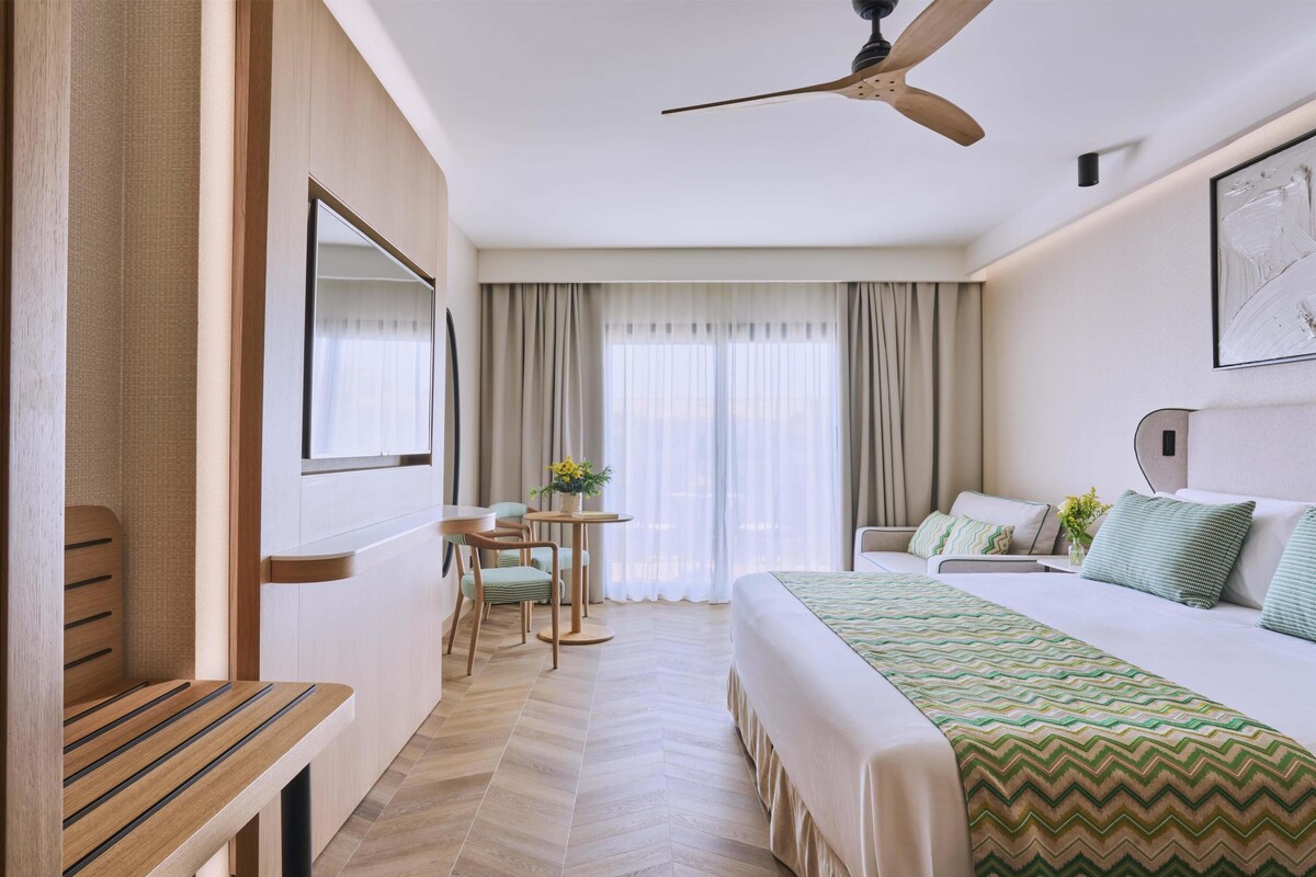 Minibar, in-room safe, laptop workspace, blackout drapes
