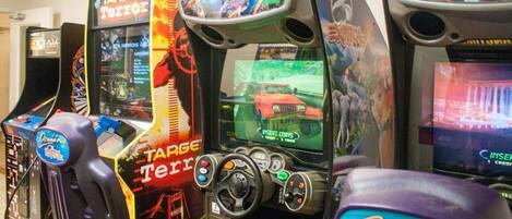 Máquinas de arcade con títulos de juegos como "Target Terror" y "Cruisin' Extrac".