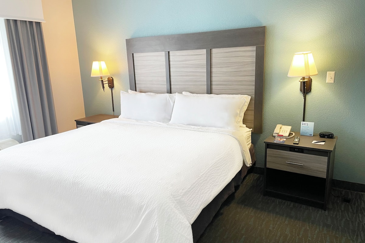 Desk, iron/ironing board, free WiFi, bed sheets