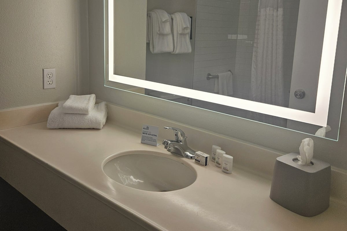 Badkar/dusch, gratis toalettartiklar, hårtork och handdukar