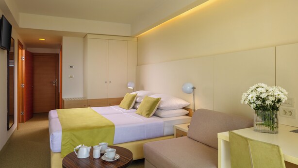 Standard Family Room with Extra Bed and Sea Side and Balcony | Safe på rommet, skrivebord, blendingsgardiner og wi-fi (inkludert)