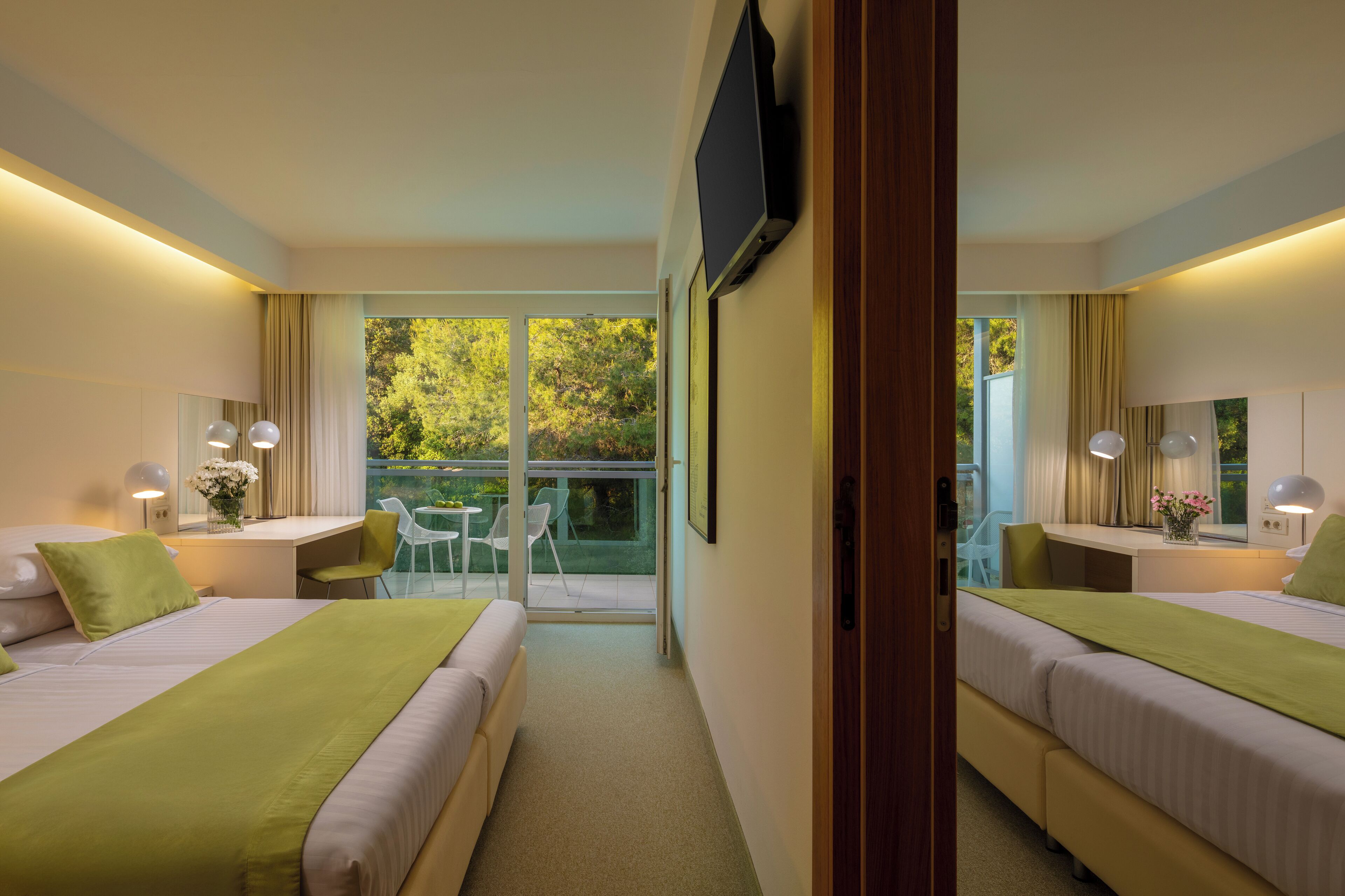 Standard Family Room with Balcony | Una cassaforte in camera, una scrivania, tende oscuranti, Wi-Fi gratuito