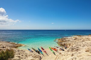 位於海灘上、海灘浴巾