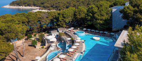 Piscine extérieure, parasols, chaises longues