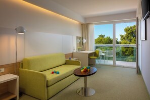 Suite with Balcony and Sea Side | Safe på rommet, skrivebord, blendingsgardiner og wi-fi (inkludert)