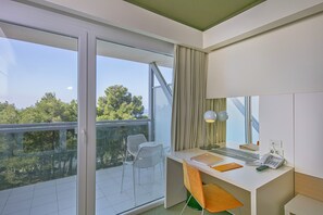 Standard room, park side, balcony | Balcony view