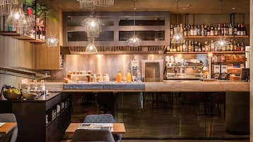 Desayuno buffet diario (EUR 13 por persona)