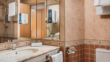 Articles de toilette gratuits, sĂšche-cheveux, bidet, serviettes fournies