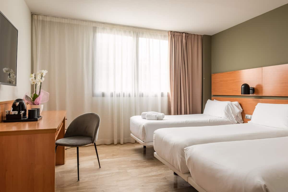 Biancheria da letto ipoallergenica, cassaforte in camera, una scrivania