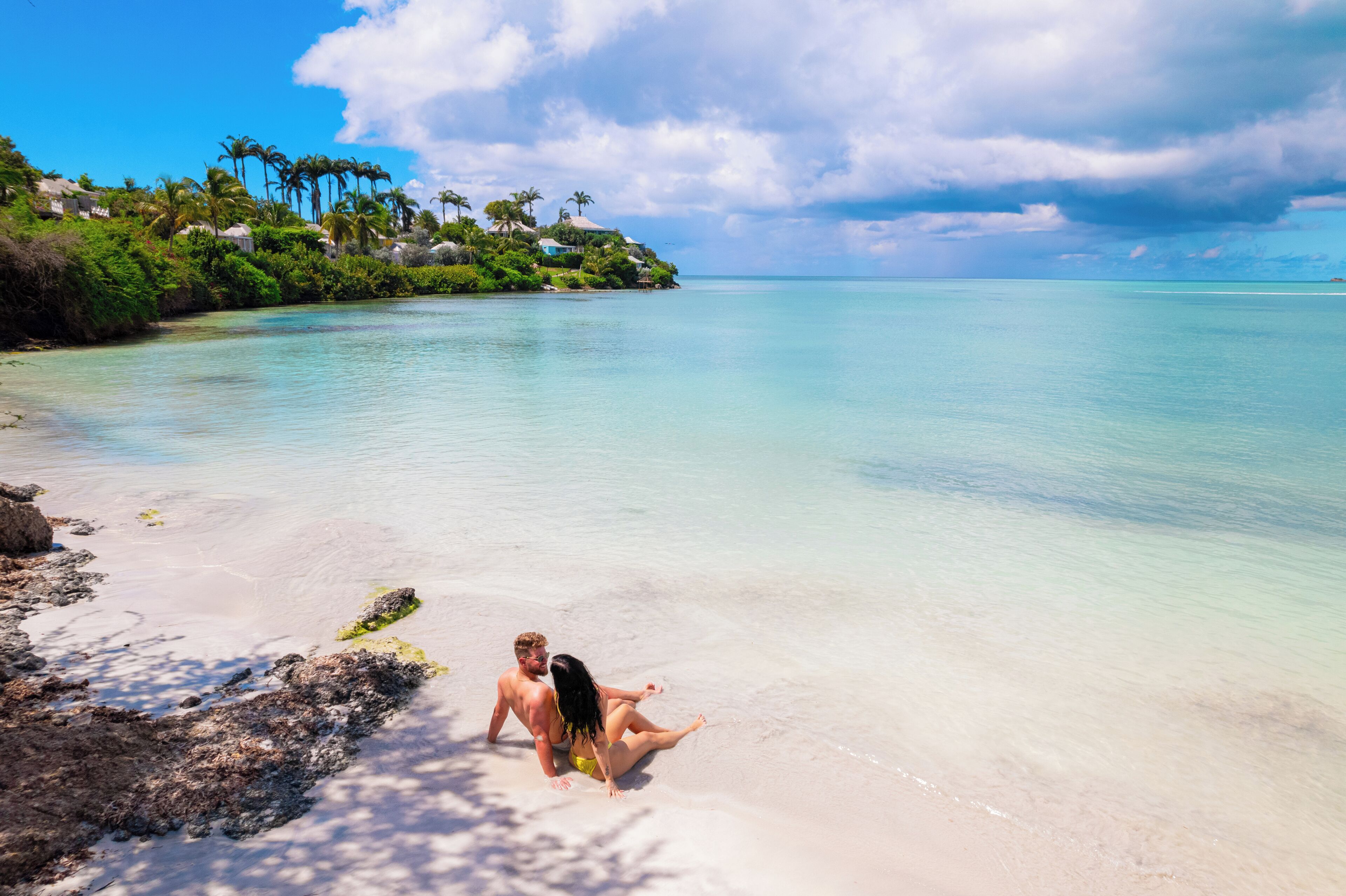 Plage, sable blanc, cabines gratuites, chaises longues