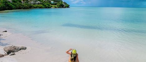 ビーチ、白砂、ビーチカバナ (無料)、サンラウンジャー