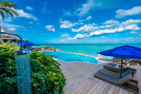 4 piscinas al aire libre, camas de piscina gratis, sombrillas