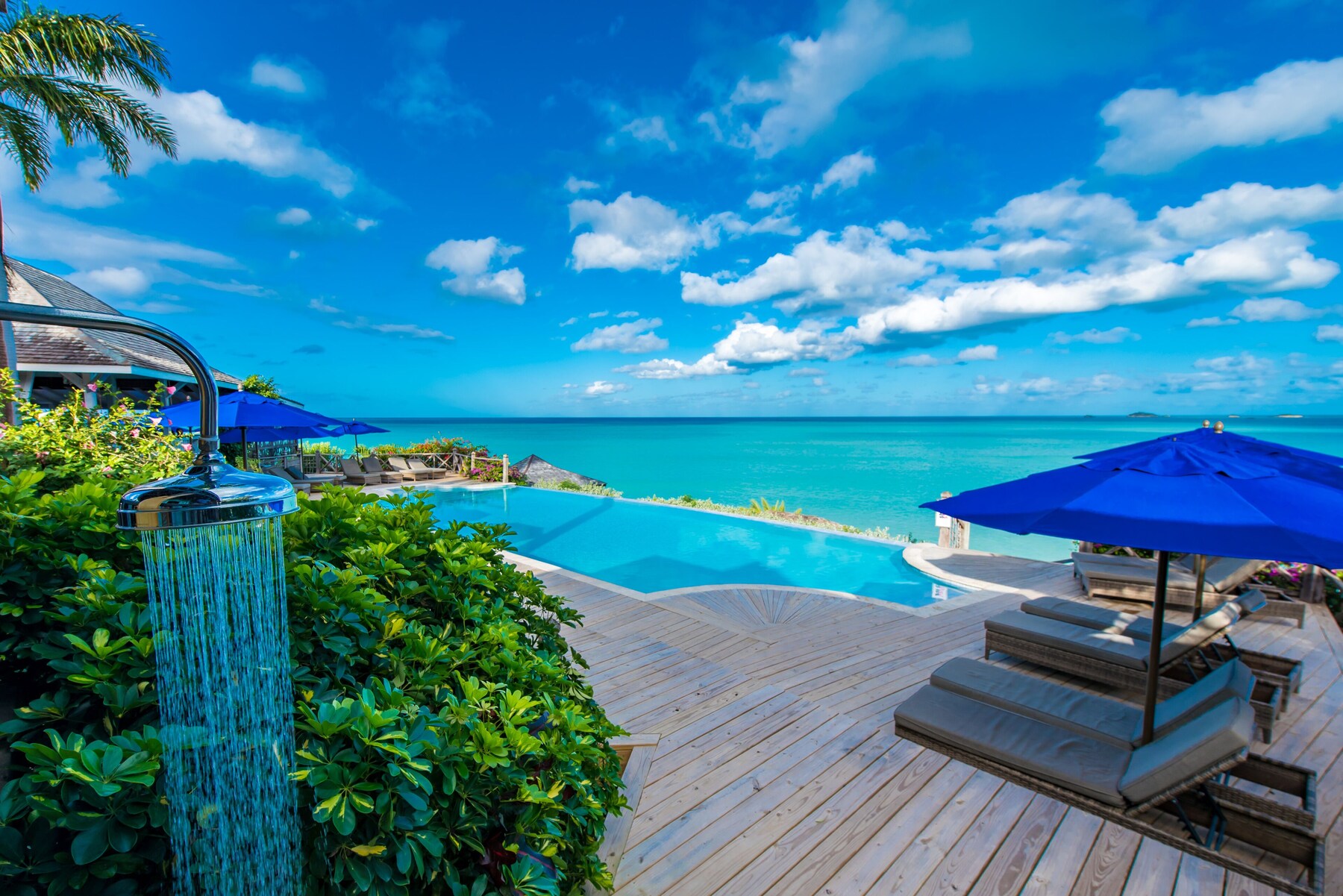 4 outdoor pools, open 9:00 AM to 6:00 PM, free pool cabanas