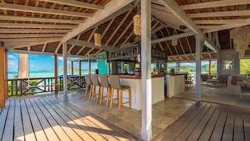 2 bar/ruang istirahat, bar tepi kolam, bar pantai