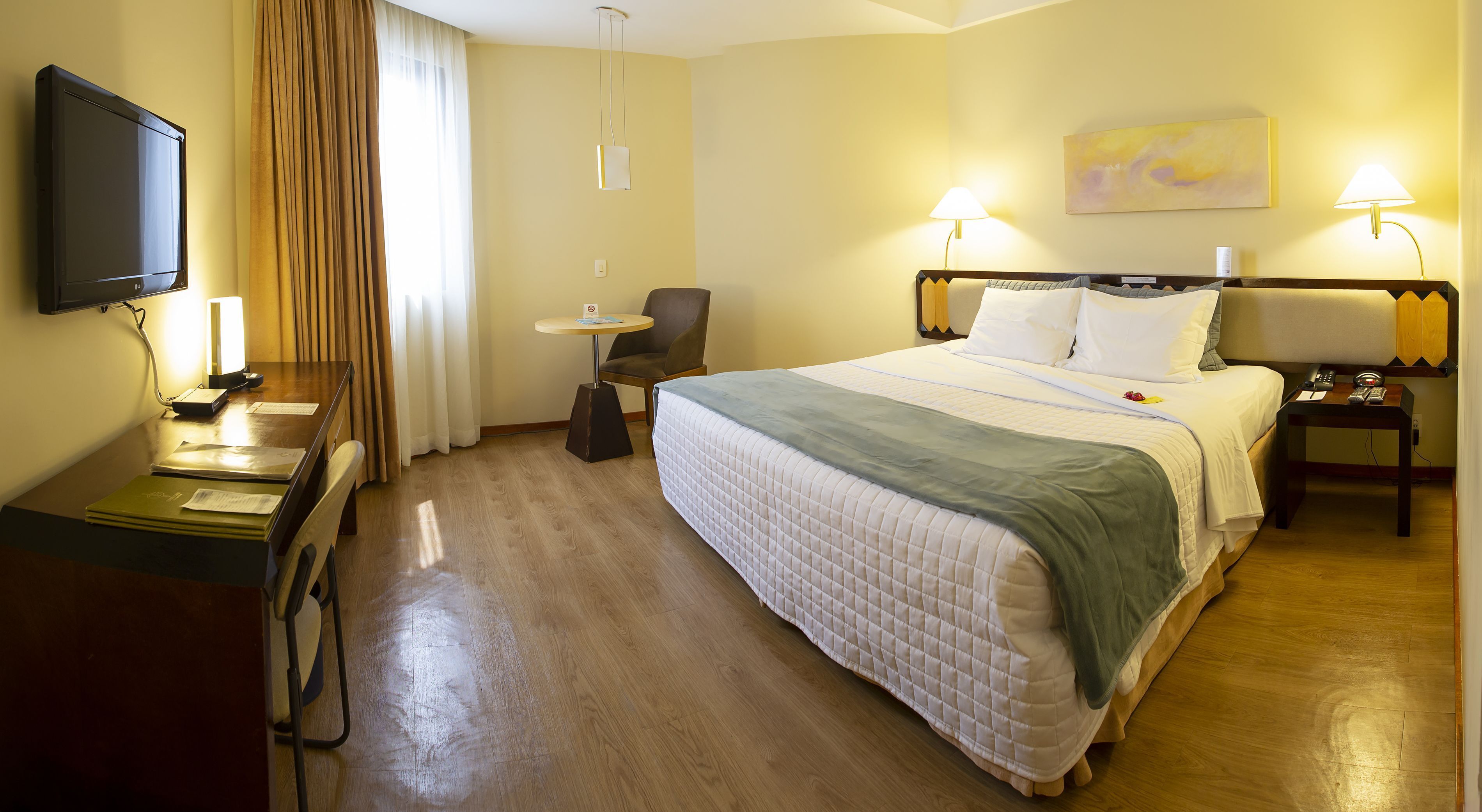 Hochwertige Bettwaren, Minibar, Zimmersafe, Schreibtisch