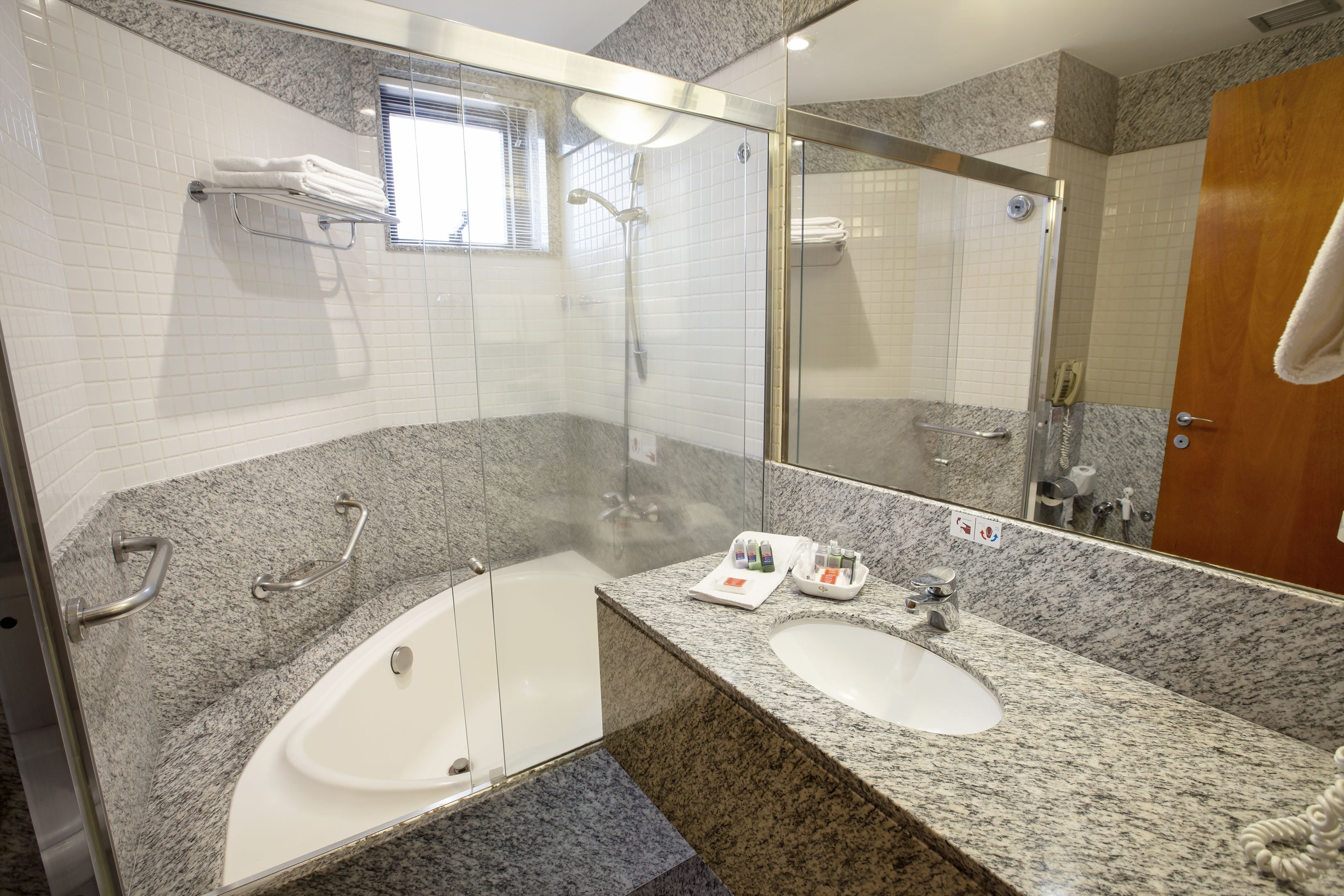 combined shower/bathtub, hair dryer, towels