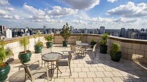 A rooftop terrace with potted plants and outdoor seating. - Golden Tower Pinheiros by Fênix Hotéis (São Paulo)