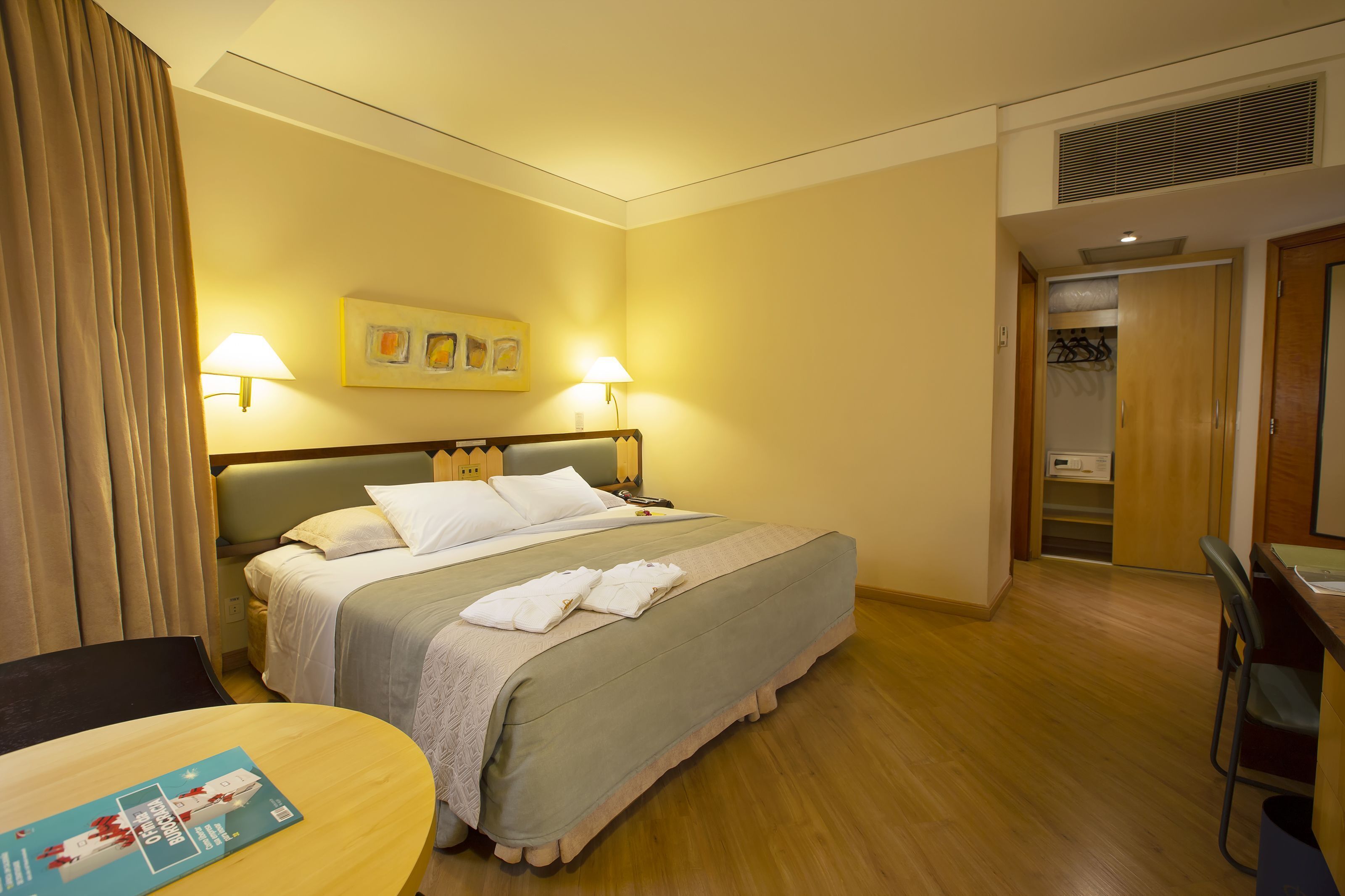 Hochwertige Bettwaren, Minibar, Zimmersafe, Schreibtisch