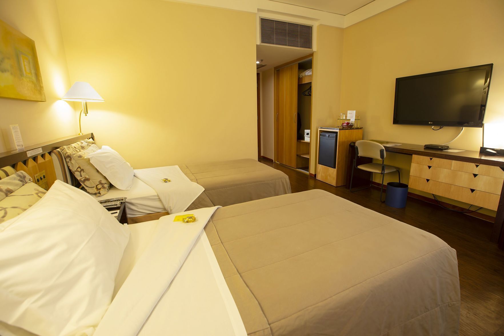 Hochwertige Bettwaren, Minibar, Zimmersafe, Schreibtisch