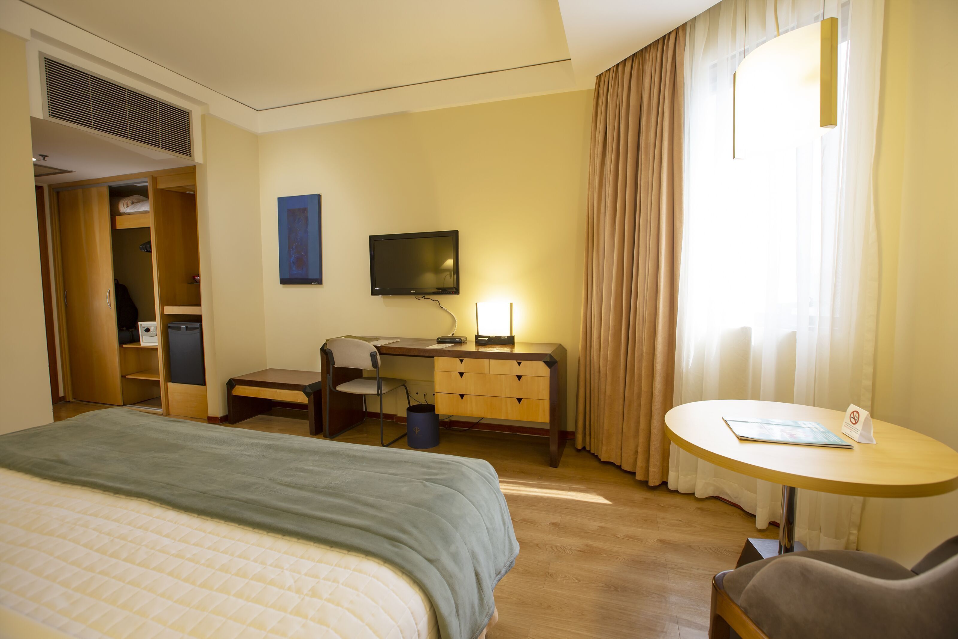 Hochwertige Bettwaren, Minibar, Zimmersafe, Schreibtisch