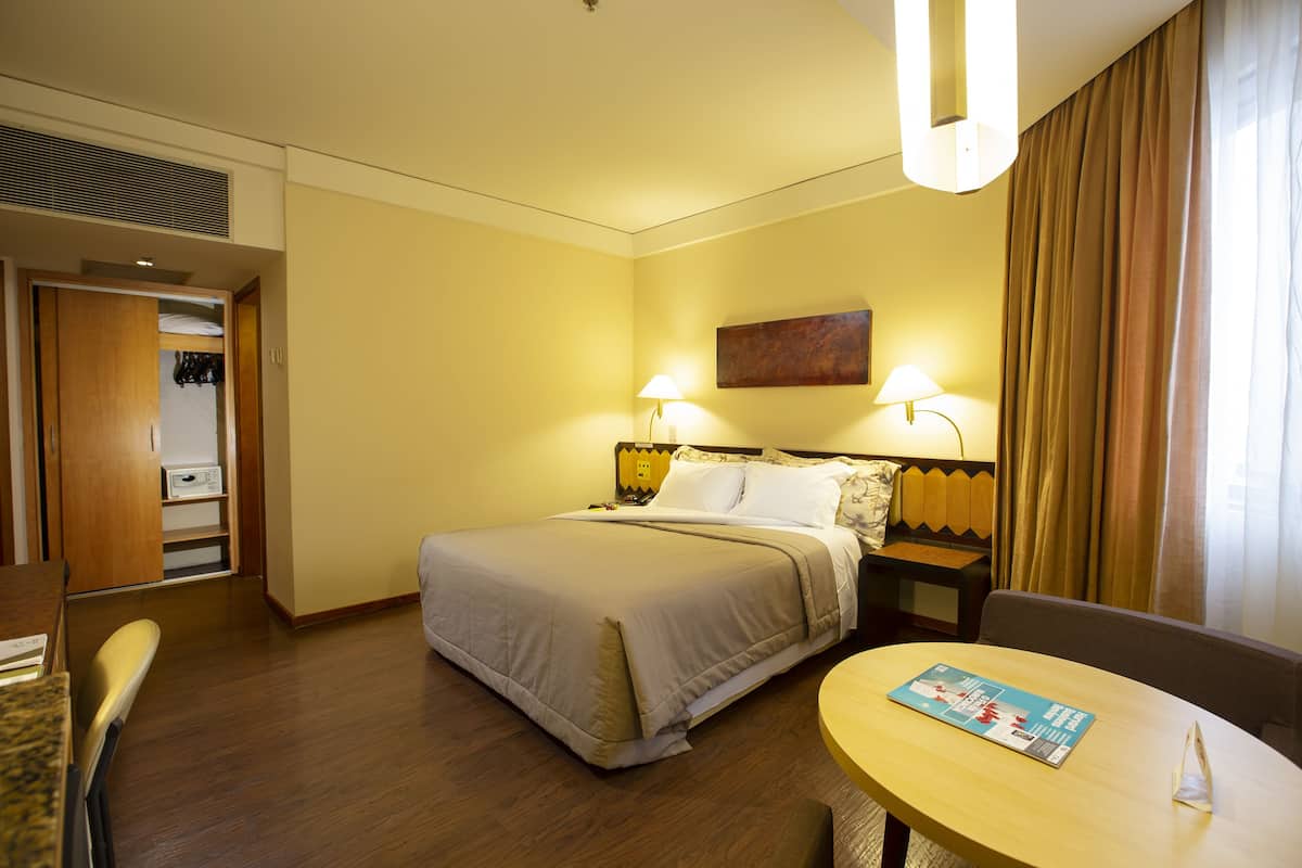 Deluxe Room, 1 Double Bed | Premium bedding, minibar, in-room safe, desk