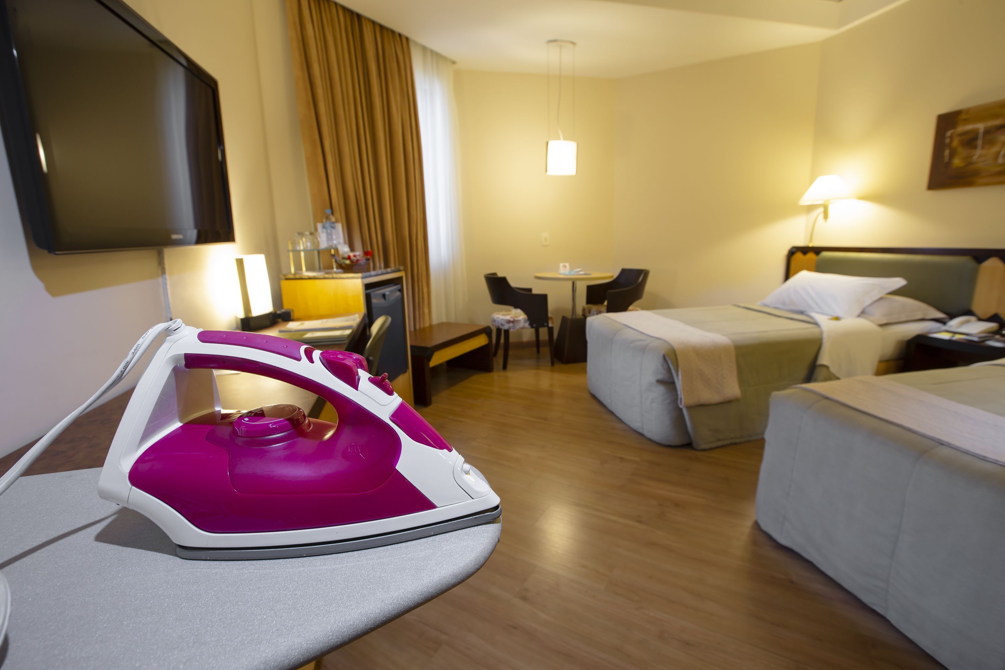 Hochwertige Bettwaren, Minibar, Zimmersafe, Schreibtisch