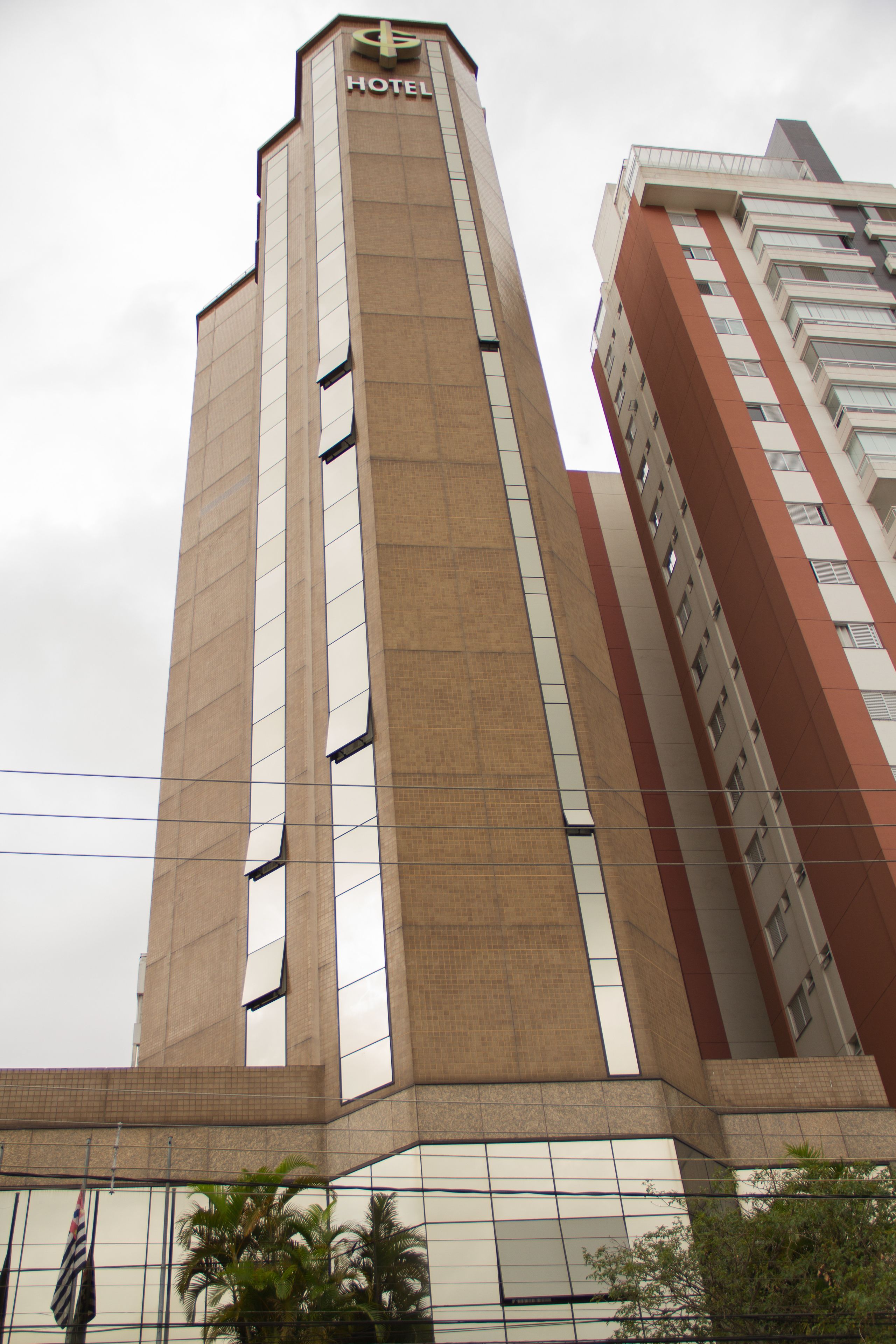 Un edificio de hotel alto con un letrero grande que dice 'HOTEL' en la parte superior.