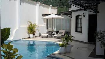 Outdoor pool, open 8:00 AM to 9:00 PM, pool loungers