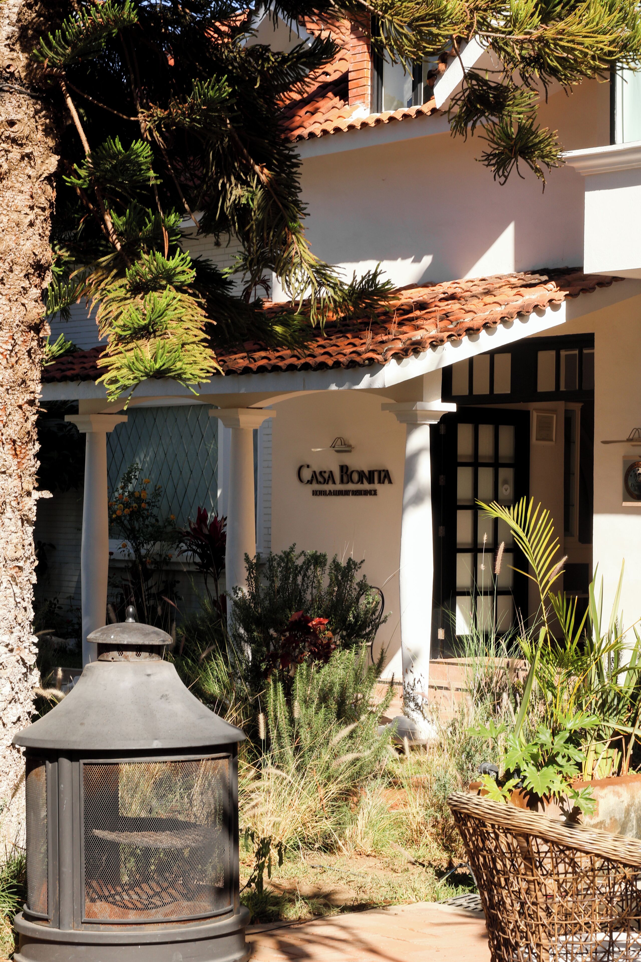 Un edificio con un letrero que dice 'Casa Bonita Hotel & Luxury Residence'.