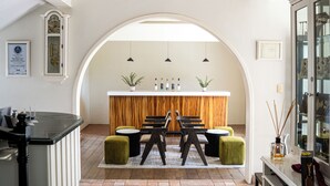 Een modern interieur met een bar, zitplaatsen en een houten wand.
