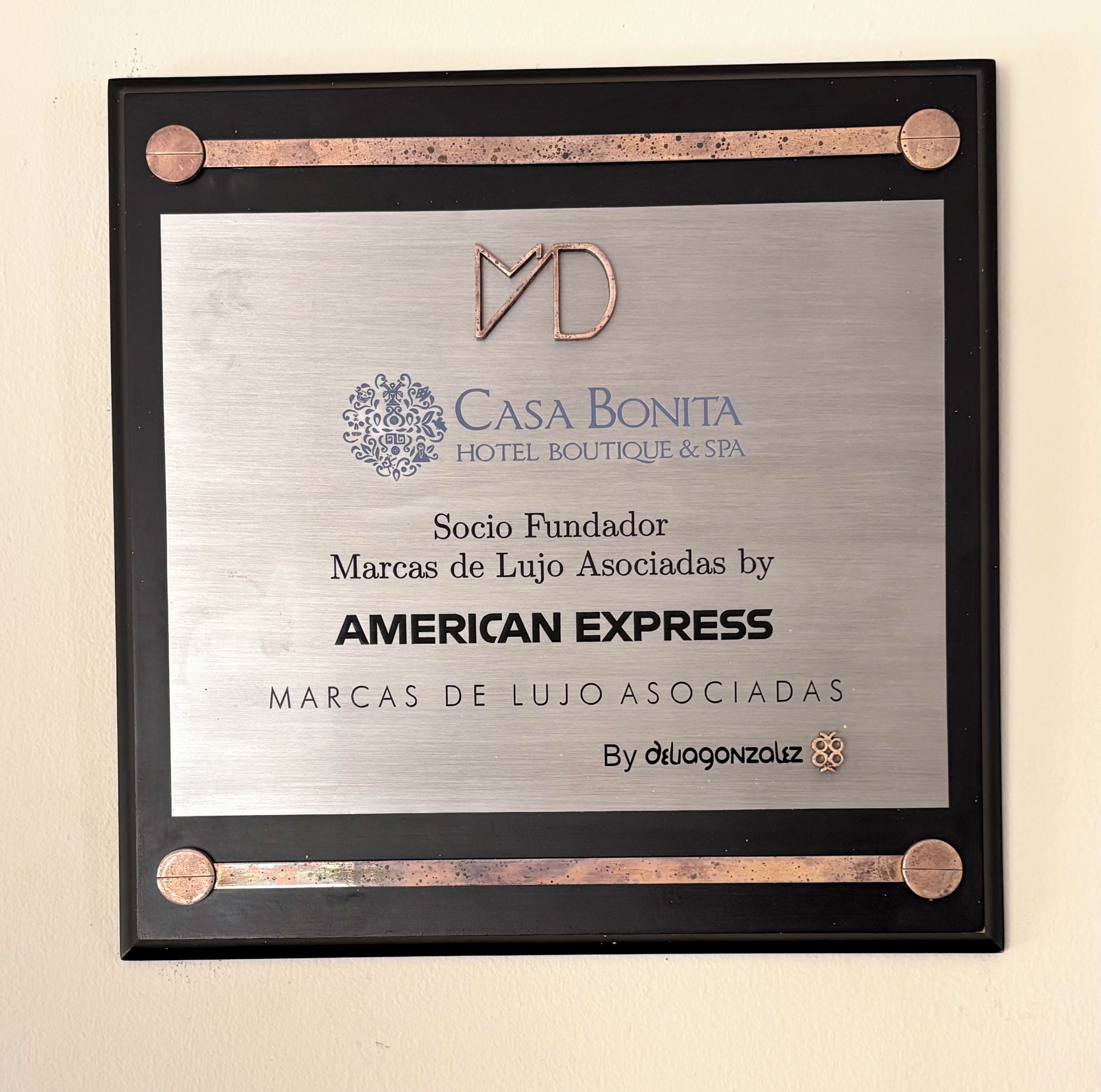 Una placa con el logotipo del Hotel Boutique & Spa Casa Bonita, que indica una colaboración con American Express.