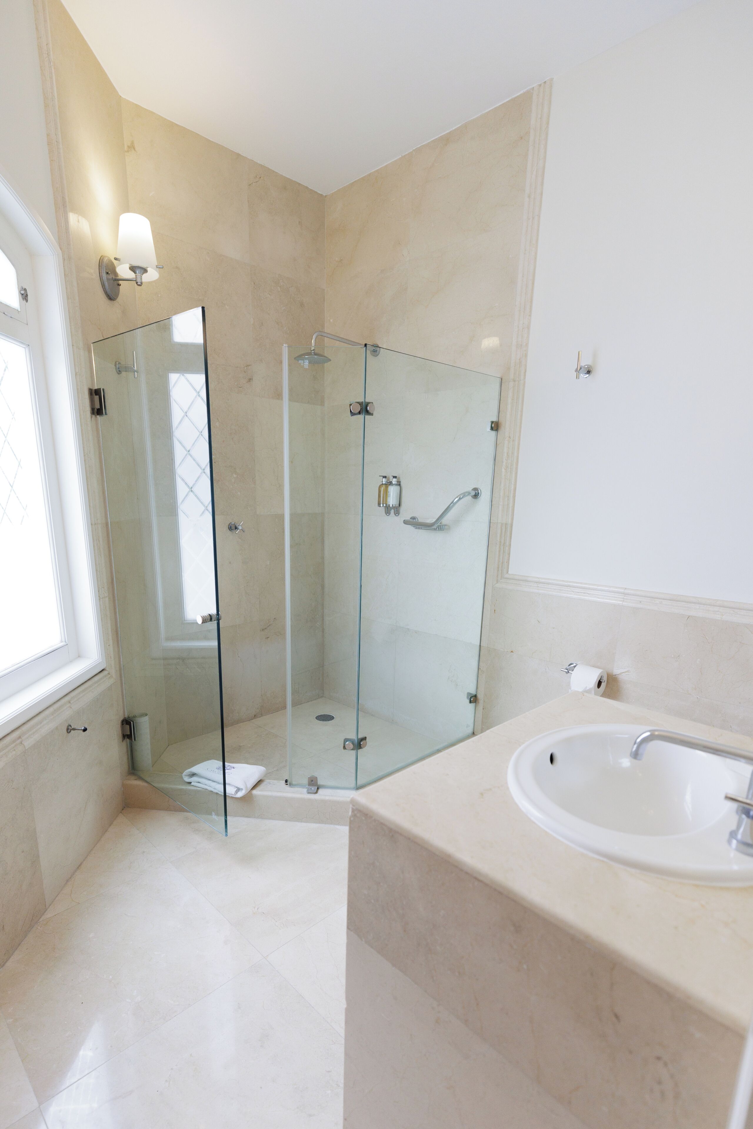 Une salle de bain moderne avec une douche à parois de verre, une baignoire sur pieds et un meuble-lavabo avec un vasque.