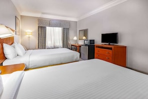 Escritorio, cortinas opacas, tabla de planchar con plancha