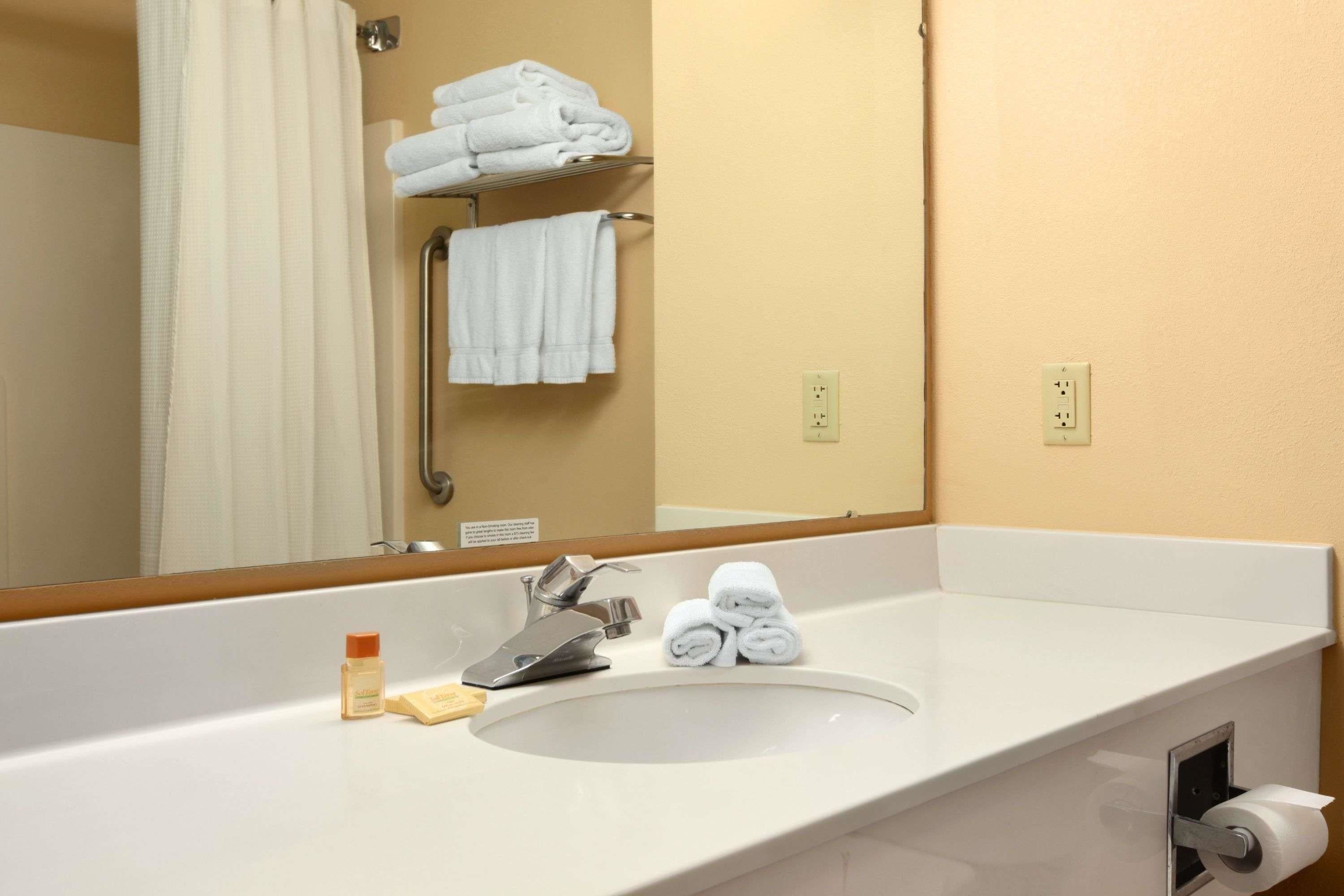 Combined shower/tub, free toiletries, hair dryer, towels