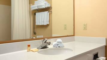 Combined shower/tub, free toiletries, hair dryer, towels