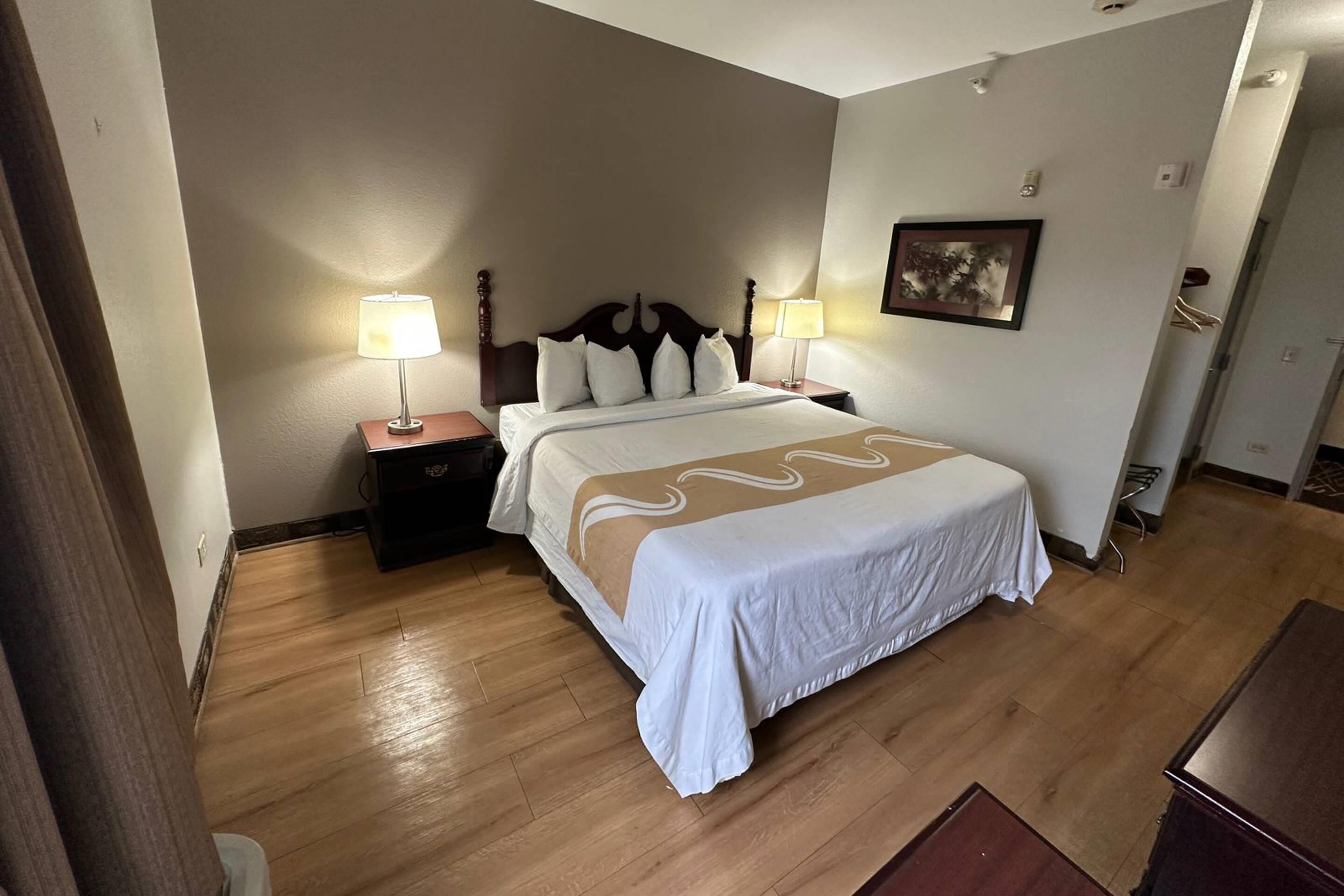 Room, 1 King Bed, Accessible, Non Smoking | Egyptian cotton sheets, premium bedding, desk, laptop workspace